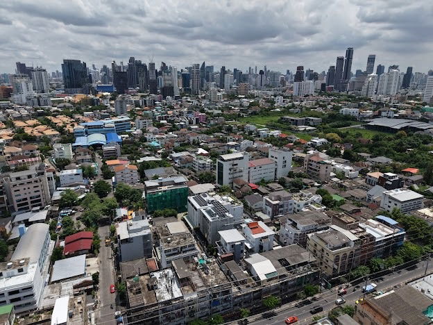 picture Land for Sale in Soi Pridi Banomyong 13 Only 400 meters from Sukhumvit 71! Double frontage, 99 sq.wah ！close to Makro / Max Value,St. - 9/15