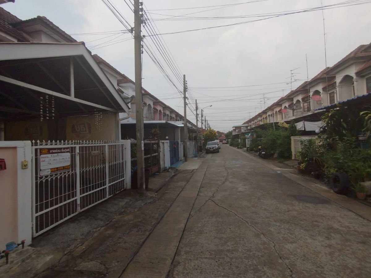 รูป ขายทาวน์เฮ้าส์ หมู่บ้าน ช.รุ่งเรือง 6 ทำเล : บางบัวทอง (ใกล้แยกบางพลู)  ใกล้กรมที่ดินบางบัวทอง - รูปที่ 2/10