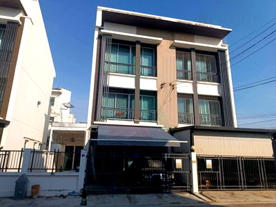 Townhouses for rent Nak Niwat Road : 📌 For Rent 3-story Townhouse BAAN KLANG MUANG CHOKCHAI 4 3 bedroom 3 bathroom