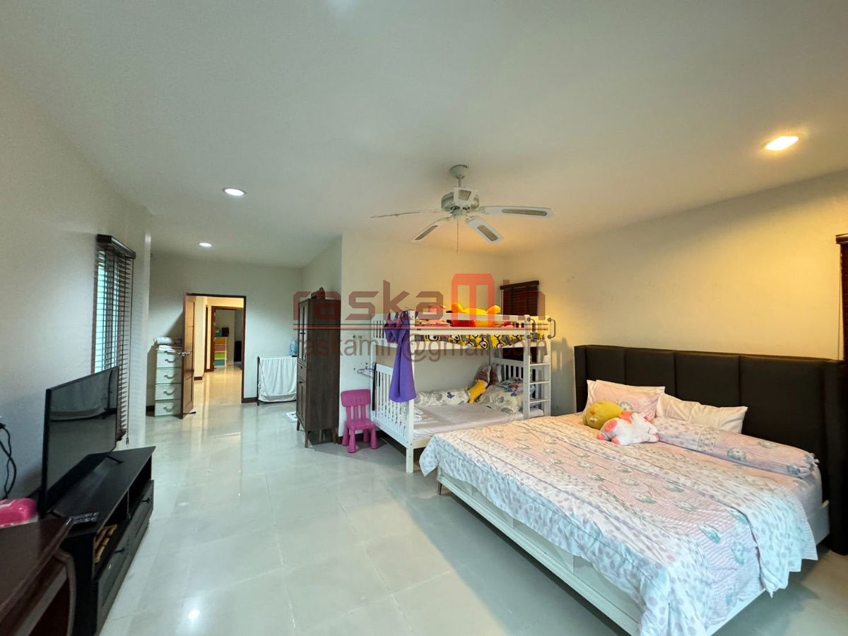 picture For Sale: Stunning Family Home at SP Village 5 - 16/25