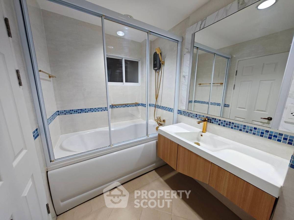 picture 2-BR Condo at Life @ Phahol-Ari near BTS Saphan Khwai (ID 1946439) - 11/18