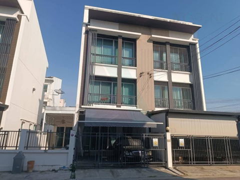For Rent 3-story Townhouse BAAN KLANG MUANG CHOKCHAI 4 3 bedroom 3 bathroom