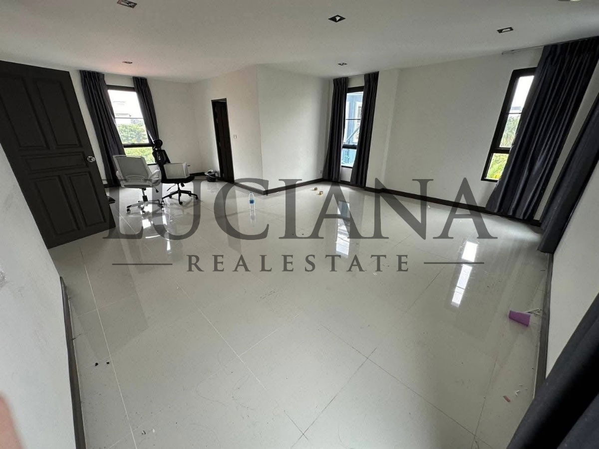 picture 🏠 House / Home Office / Office for rent 📍 Prime location in the heart of the city, between MRT Sutthisan - 4/7