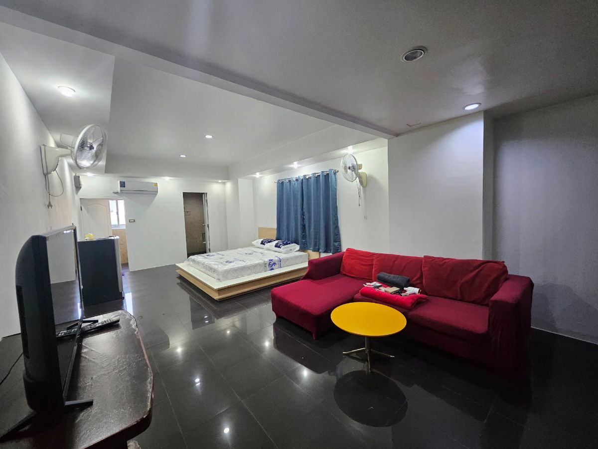 รูป ห้องมุม รีโนเวท เฟอร์ใหม่ ใกล้ BTS สะพานตากสิน - รูปที่ 3/12