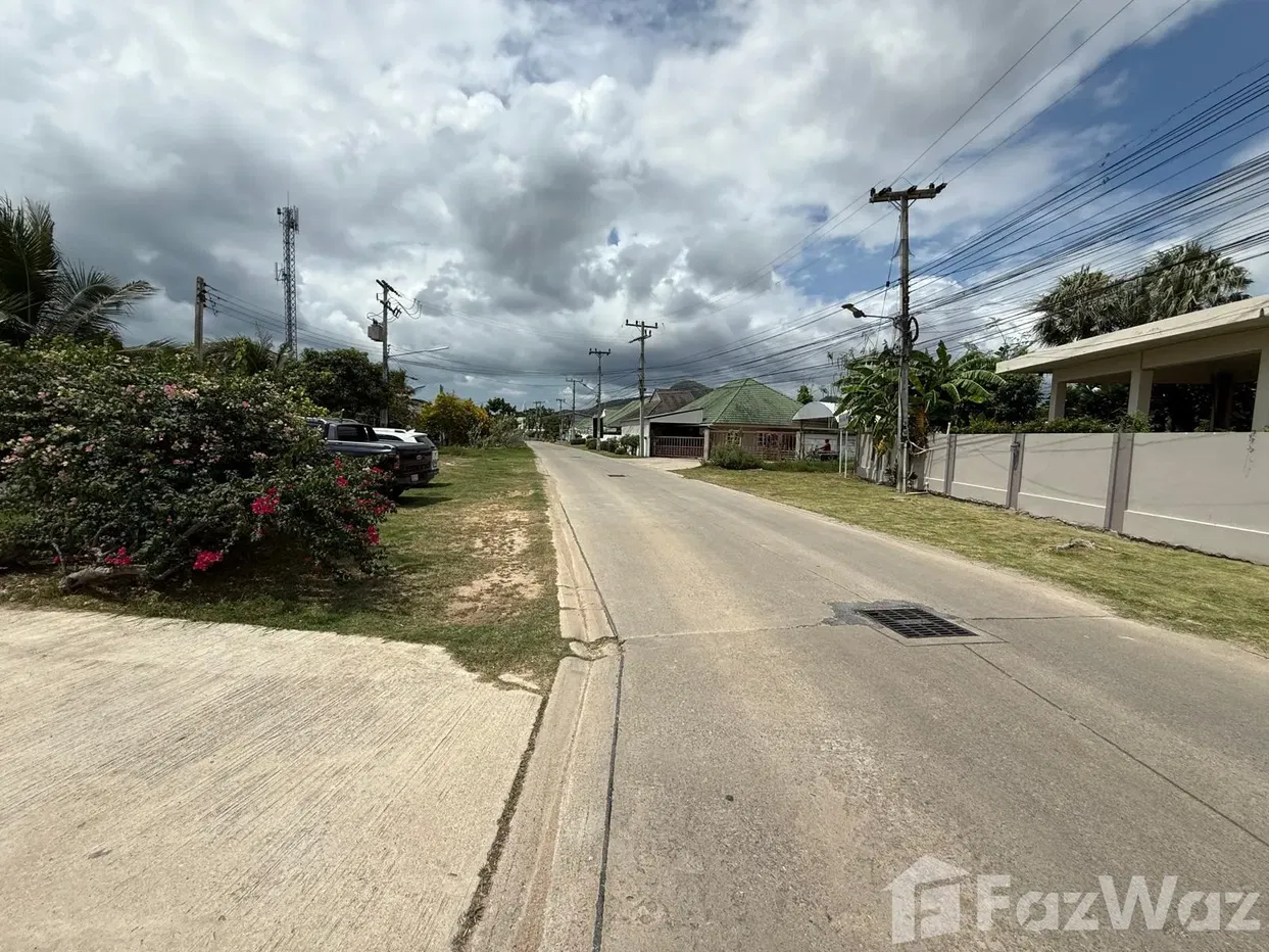 picture Charming 3-Bedroom Villa with Open Views - 2/32
