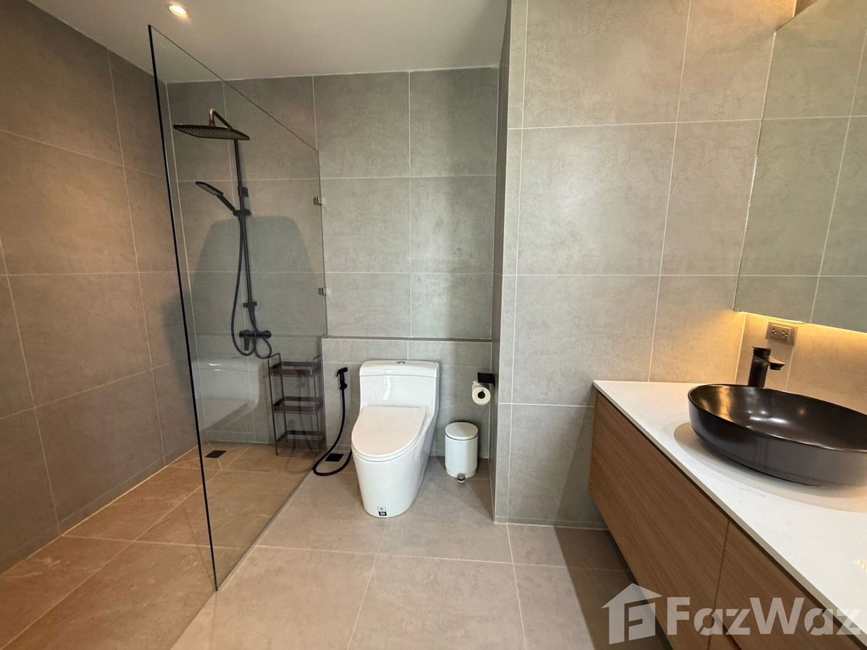 picture Newly Renovate 3 bedroom Condo at The Breeze - 23/39