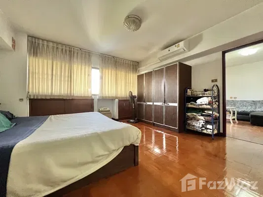picture Sukhumvit condo near BTS Nana, city view, fully occupied. - 26/56
