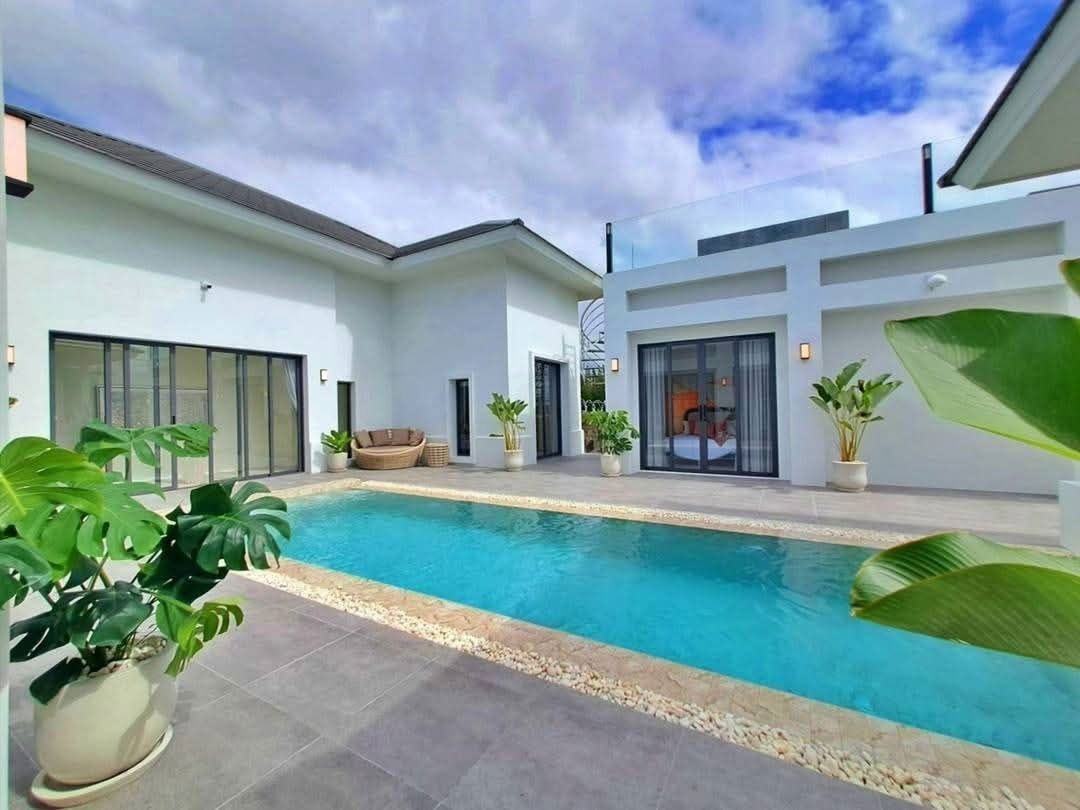 picture Large luxury pool villa for sale, 15 minutes to Pattaya City. - 4/14