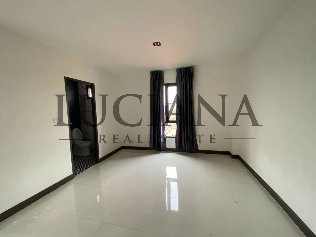 picture 🏠 House / Home Office / Office for rent 📍 Prime location in the heart of the city, between MRT Sutthisan - 5/7