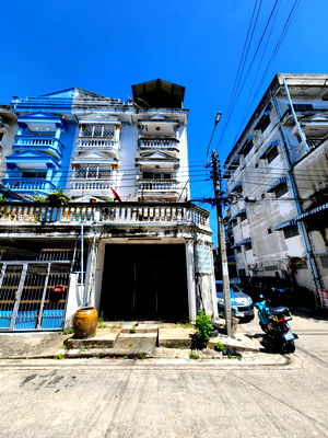Townhouses for sale Bangkok : Urgent Sale! Best Price in Pracha Uthit! 4-Storey Corner Townhome/Commercial Building, Vintage Style at Sapsomboon Villa, Pracha Uthit 91. 