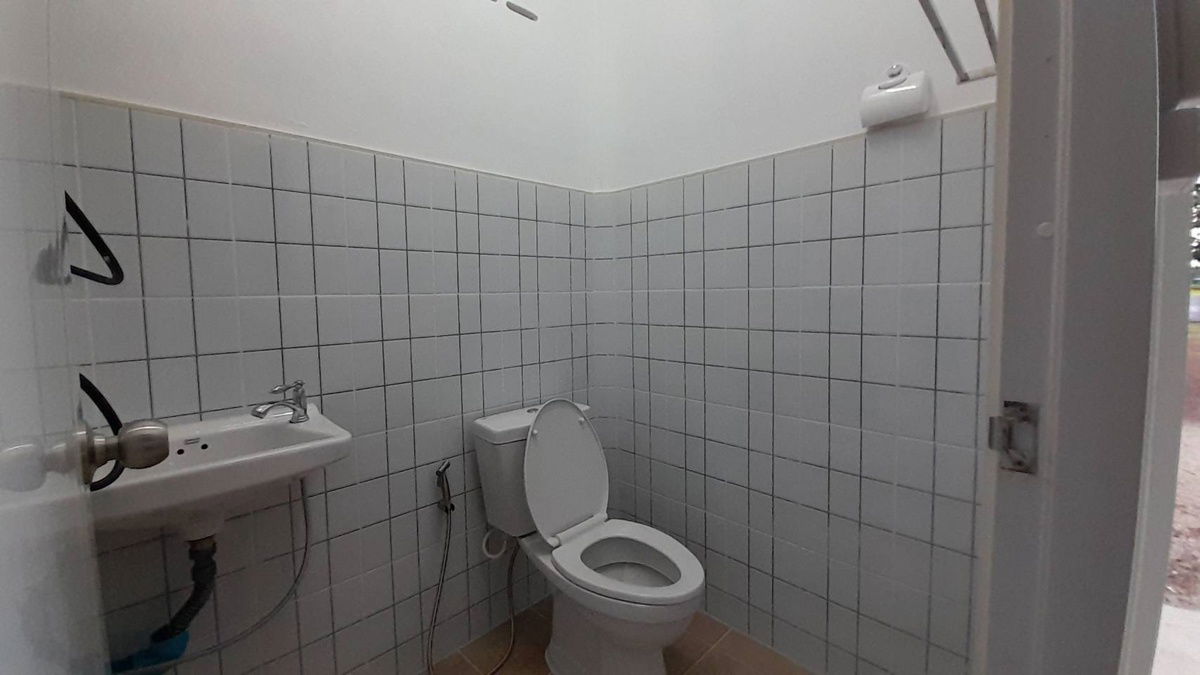 รูป บ้านว่างสร้างใหม่เพิ่งเสร็จให้เช่าทั้งหลัง     พิกัดบ้านหนองบัวใหญ่อยู่หลังรั้วค่ายกฤษ   หลังสนามบิน  ฝั่งตรงข้ามโรบินสัน      สนใจติดต่อ 085-836-5157  - รูปที่ 8/10