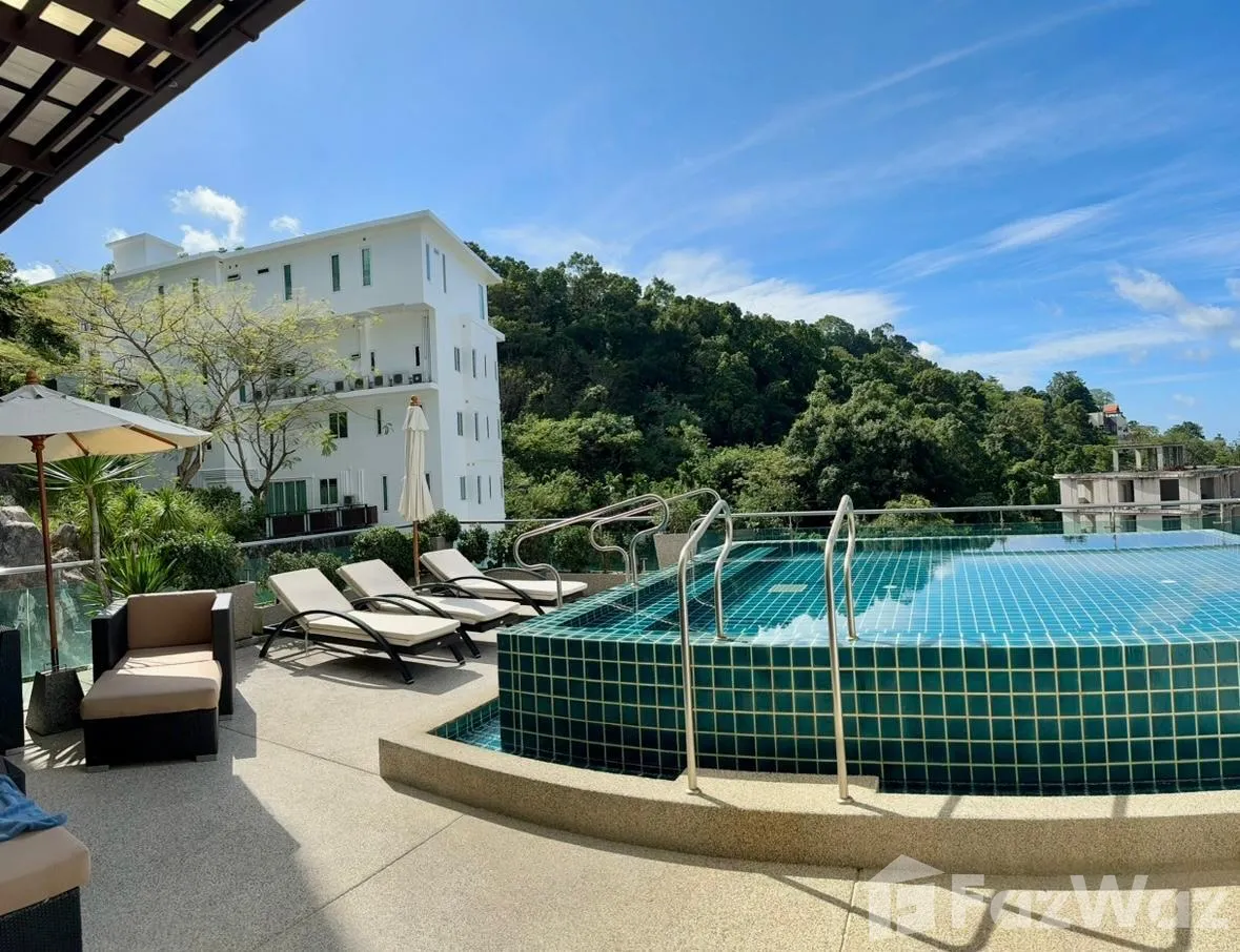 Spacious Freehold 3 Bedroom Condo with Pool 1392078 - image 3