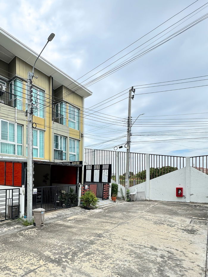 picture Rare Corner Unit in a Quiet Cul-de-Sac!  3-Storey Townhome at Bless Town Srinakarin-Namdang Land size: 19.38 sq.wah | Only 10 mins to Mega Bangna! - 3/10
