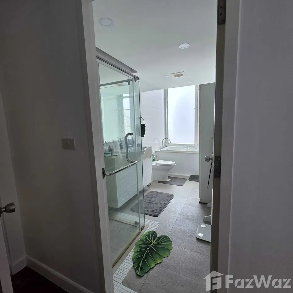 picture Corner Unit with Lake and Park Views - 13/16