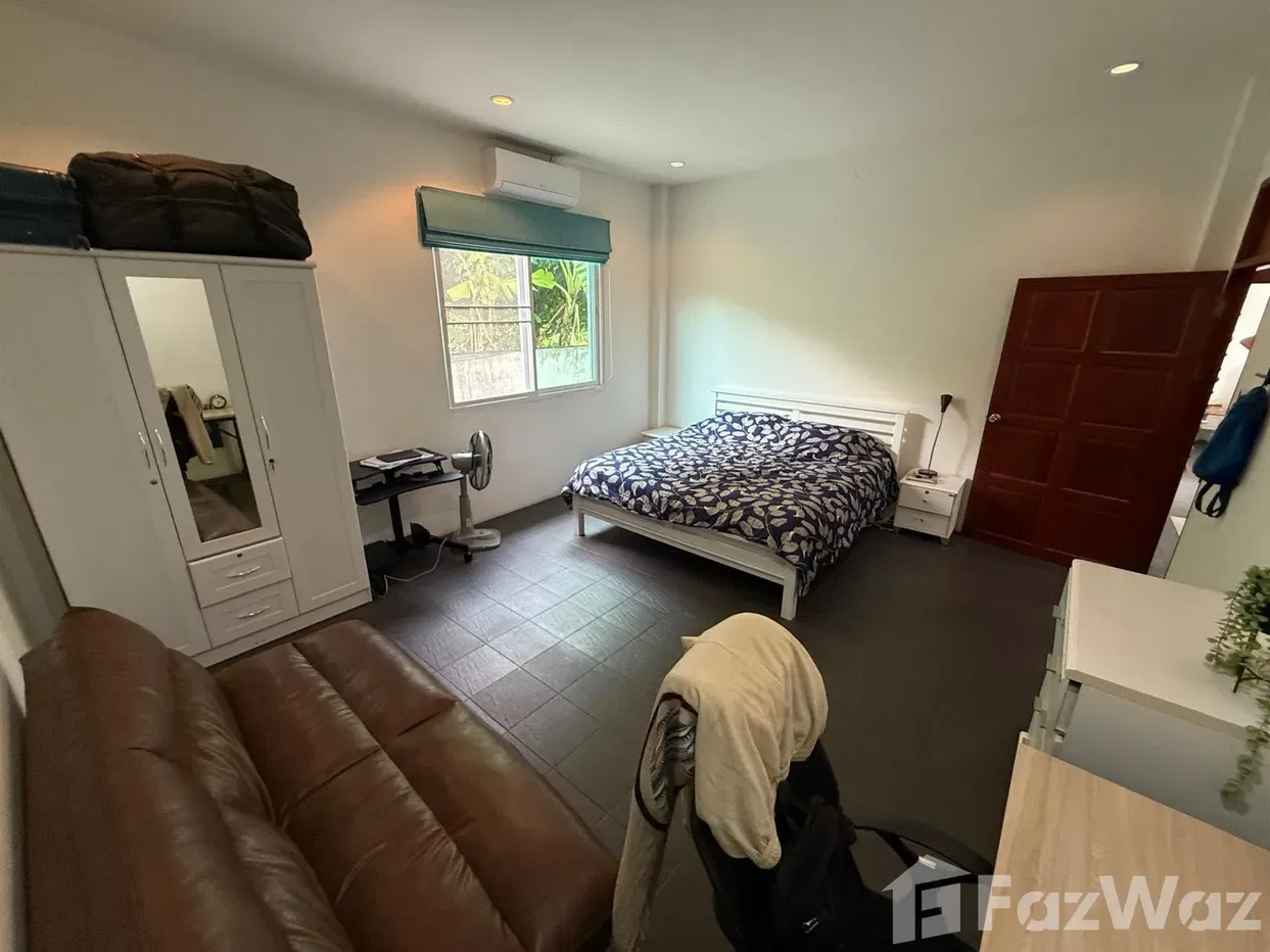 picture Charming 3-Bedroom Villa with Open Views - 27/32