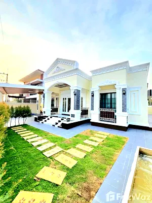 Houses for sale Lieb Tang Rodfai : 3 Bedroom House for sale in Na Kluea, Chon Buri