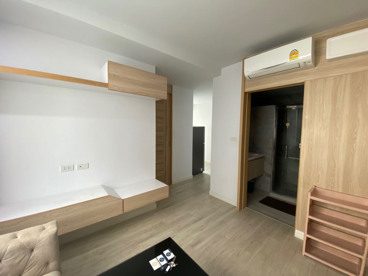 รูป Vcondo Salaya ห้องริมมีหน้าต่างห้องนั่งเล่น🪟 เครื่องใช้ไฟฟ้าครบ มีเครื่องซักผ้า เจ้าของห้องดูแลเองค่ะ 🪴🧺  Ig: Vcondorental - รูปที่ 4/19