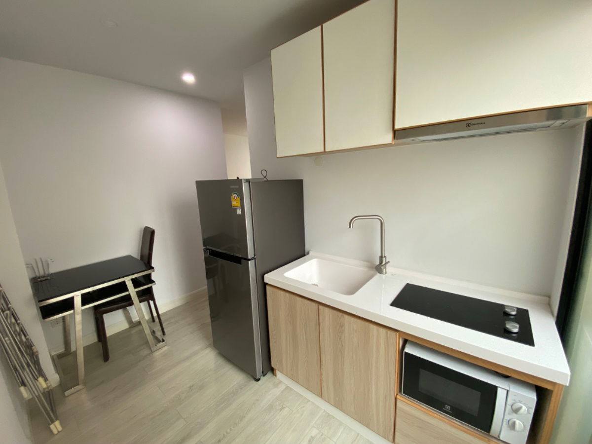รูป Vcondo Salaya ห้องริมมีหน้าต่างห้องนั่งเล่น🪟 เครื่องใช้ไฟฟ้าครบ มีเครื่องซักผ้า เจ้าของห้องดูแลเองค่ะ 🪴🧺  Ig: Vcondorental - รูปที่ 10/19