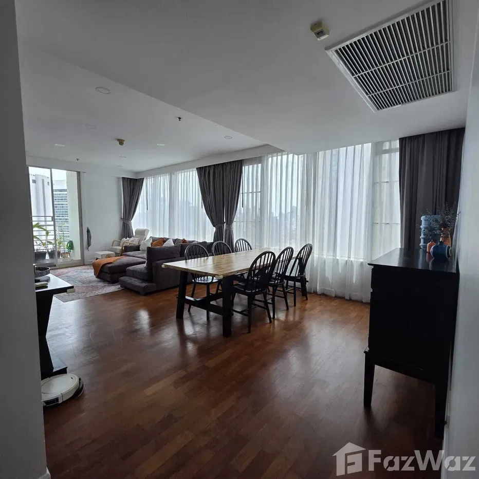 picture Corner Unit with Lake and Park Views - 10/16