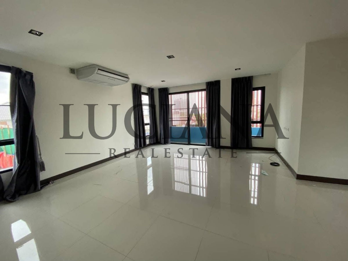 picture 🏠 House / Home Office / Office for rent 📍 Prime location in the heart of the city, between MRT Sutthisan - 7/7