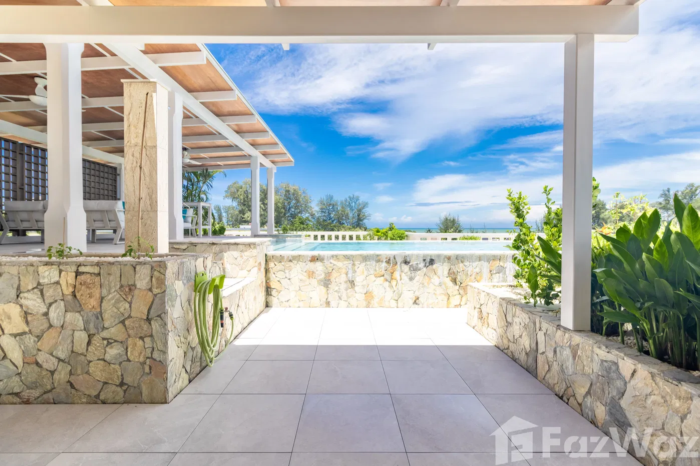 picture Stunning beachfront penthouse with a private pool and 3 bed - 8/35