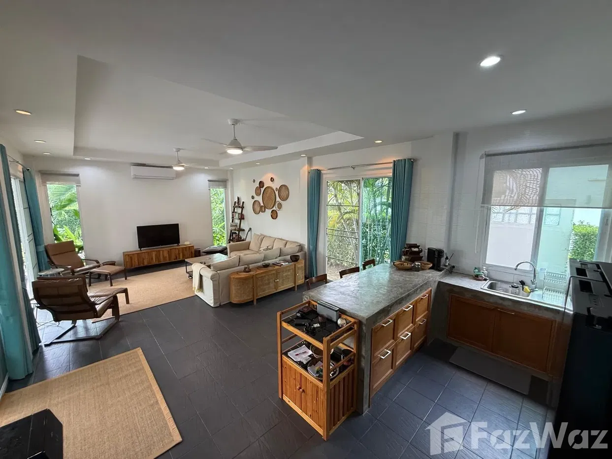 picture Charming 3-Bedroom Villa with Open Views - 22/32