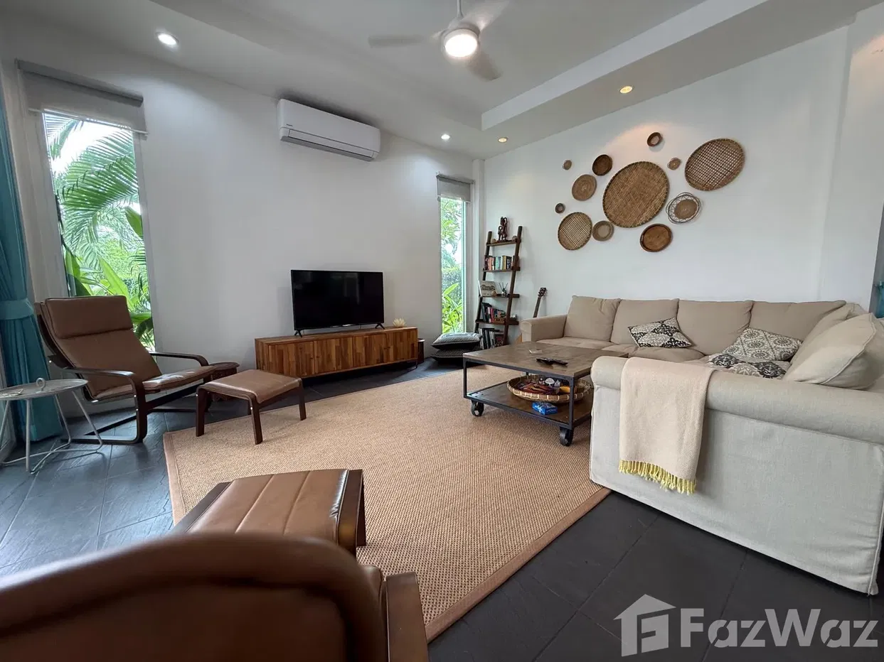 picture Charming 3-Bedroom Villa with Open Views - 17/32