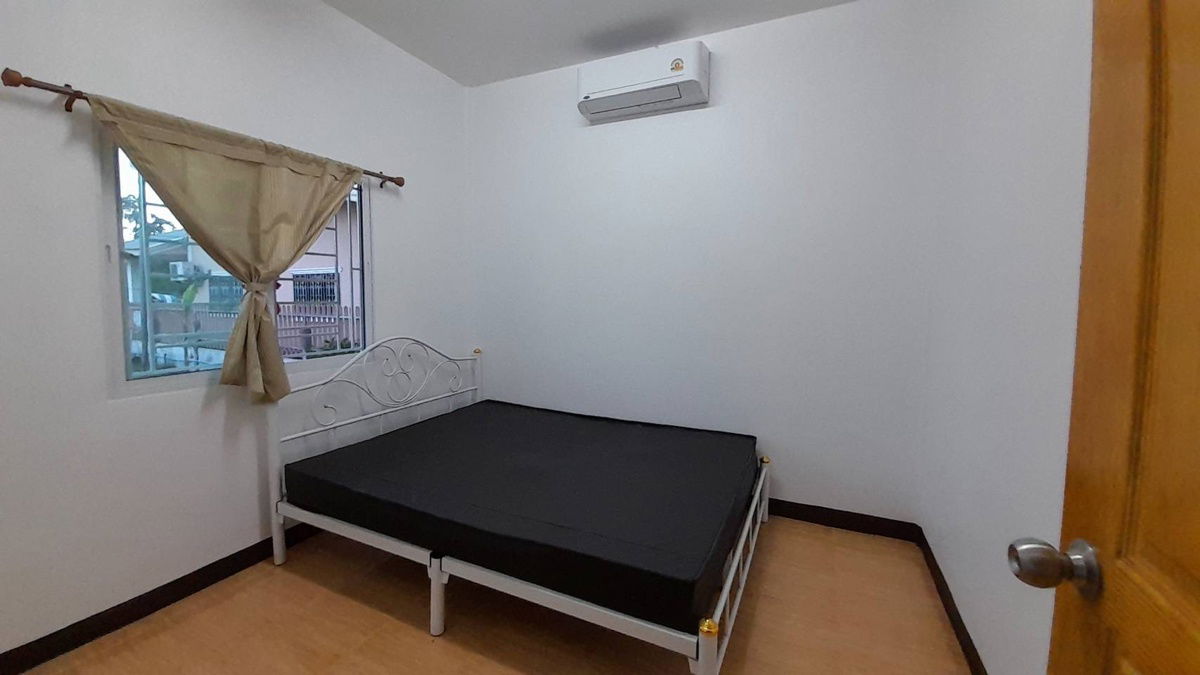 รูป บ้านว่างสร้างใหม่เพิ่งเสร็จให้เช่าทั้งหลัง     พิกัดบ้านหนองบัวใหญ่อยู่หลังรั้วค่ายกฤษ   หลังสนามบิน  ฝั่งตรงข้ามโรบินสัน      สนใจติดต่อ 085-836-5157  - รูปที่ 6/10