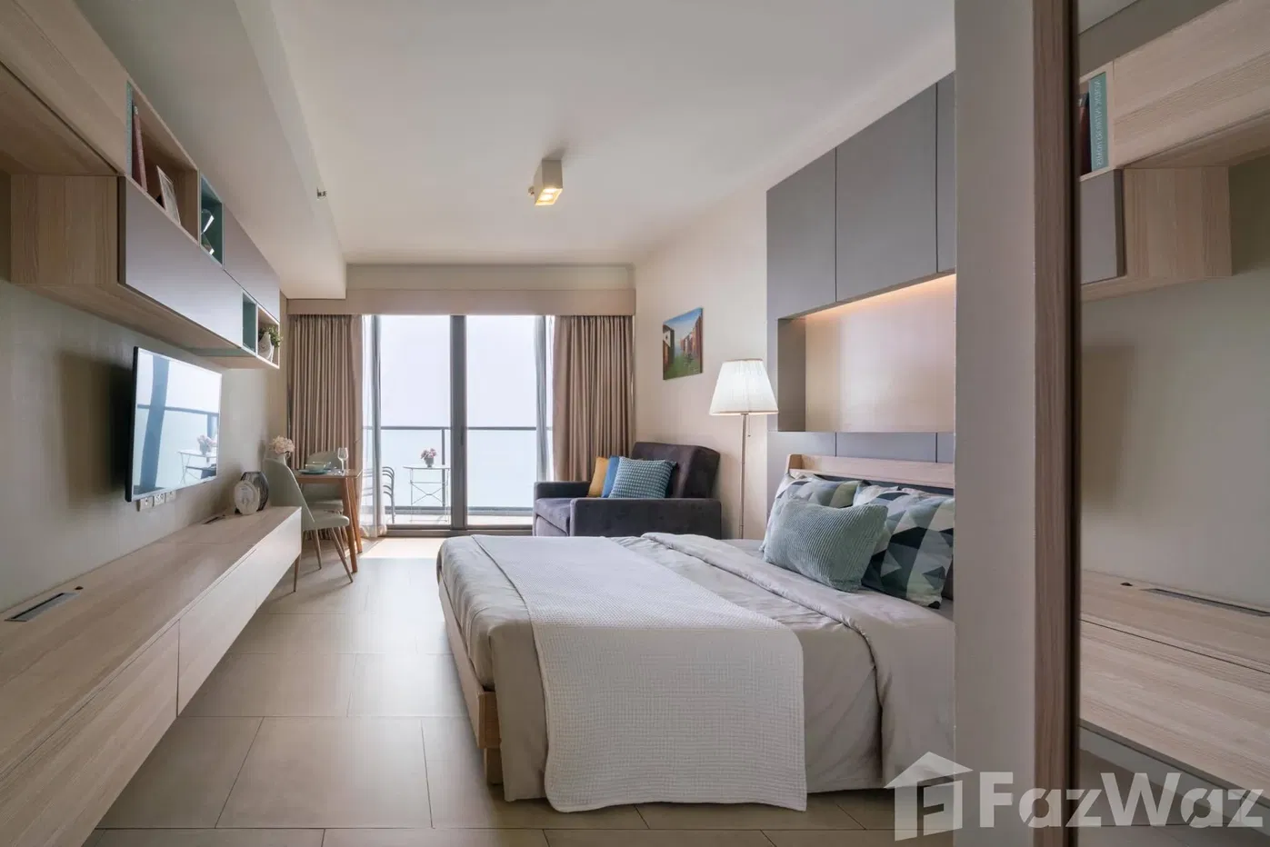 picture Beachfront Zire Wongamat Condo For Sale, in Pattaya - 1/10