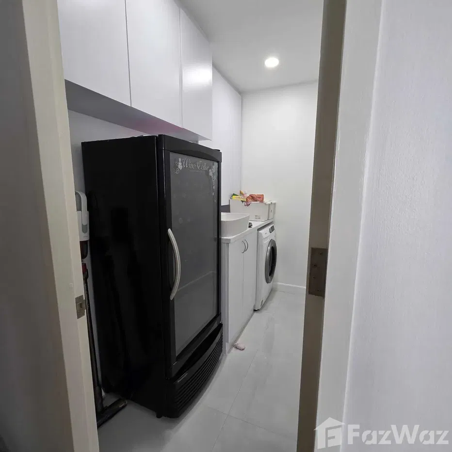 picture Corner Unit with Lake and Park Views - 16/16