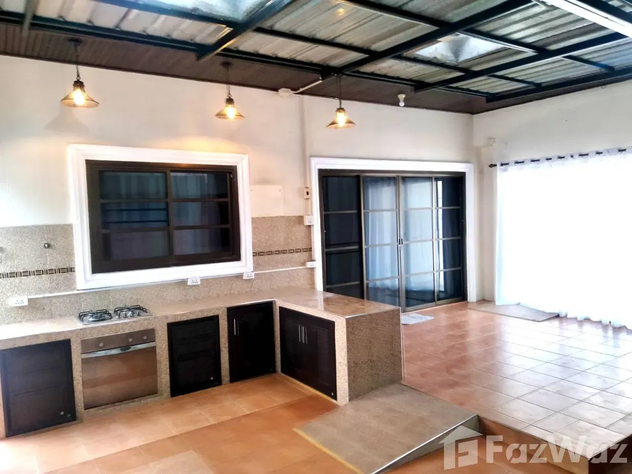 picture Peaceful House with a Stylish New Kitchen - 16/18