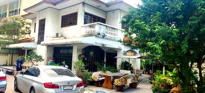 Home office for rent Khlong Toei : For Rent at Single houses and commercial buildings are in the area.