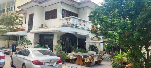 For Rent at Single houses and commercial buildings are in the area.