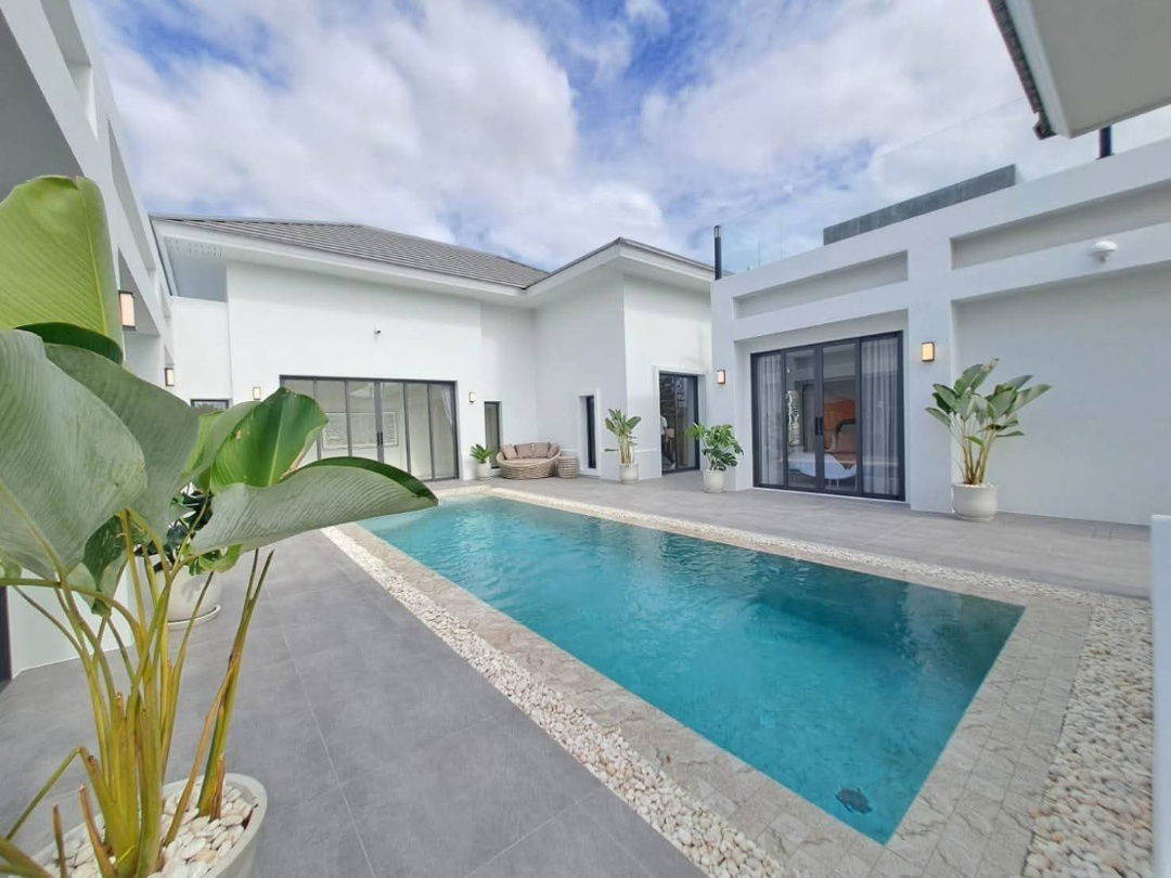 picture Large luxury pool villa for sale, 15 minutes to Pattaya City. - 3/14