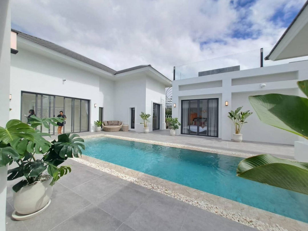 picture Large luxury pool villa for sale, 15 minutes to Pattaya City. - 5/14