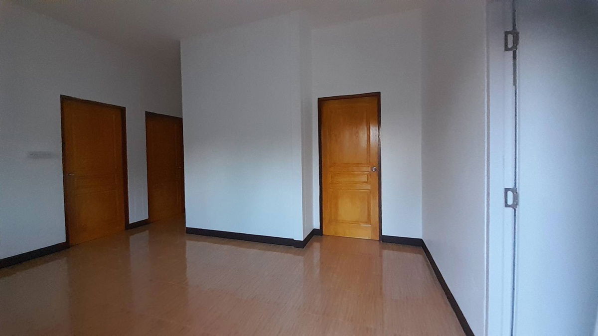 รูป บ้านว่างสร้างใหม่เพิ่งเสร็จให้เช่าทั้งหลัง     พิกัดบ้านหนองบัวใหญ่อยู่หลังรั้วค่ายกฤษ   หลังสนามบิน  ฝั่งตรงข้ามโรบินสัน      สนใจติดต่อ 085-836-5157  - รูปที่ 3/10