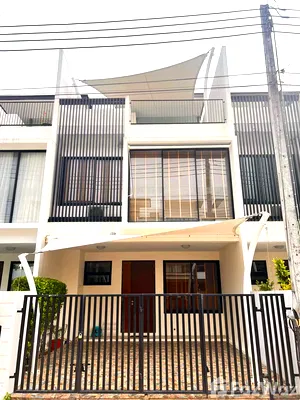 Houses for sale : 3 bedroom townhouse located in Laguna area.