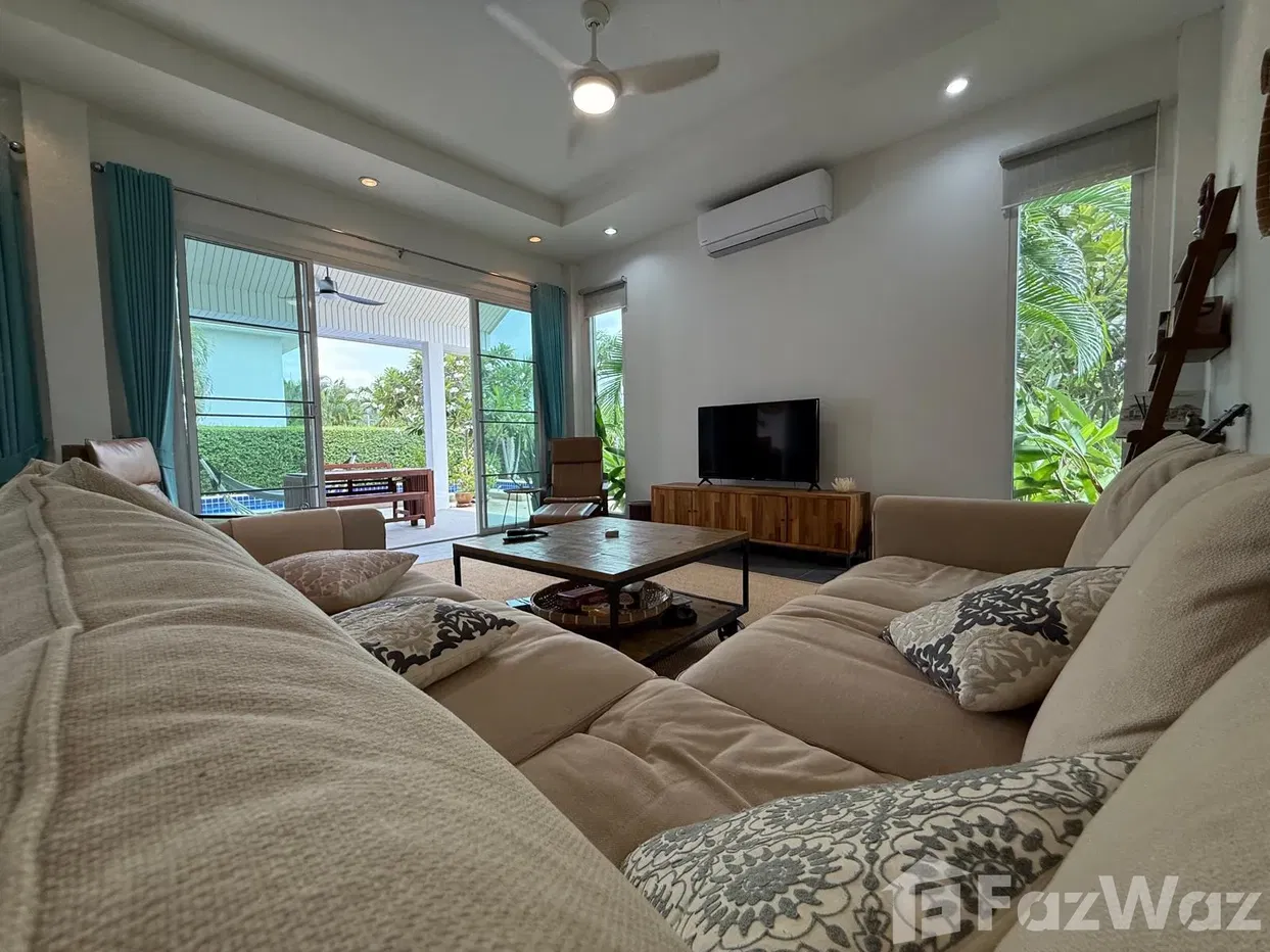 picture Charming 3-Bedroom Villa with Open Views - 18/32