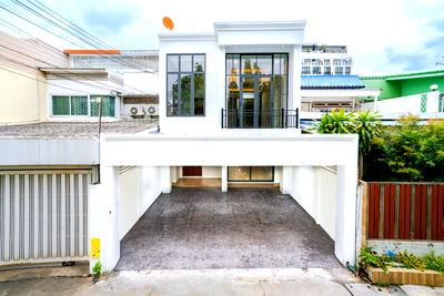 Houses for sale Sukhumvit Road : 🟢For Sale🟢2-storey townhouse in the heart of Ekkamai Soi 12, fully functional!📱ADD LINE @nathong97 (Reply ⚡ 24 Hr) P949