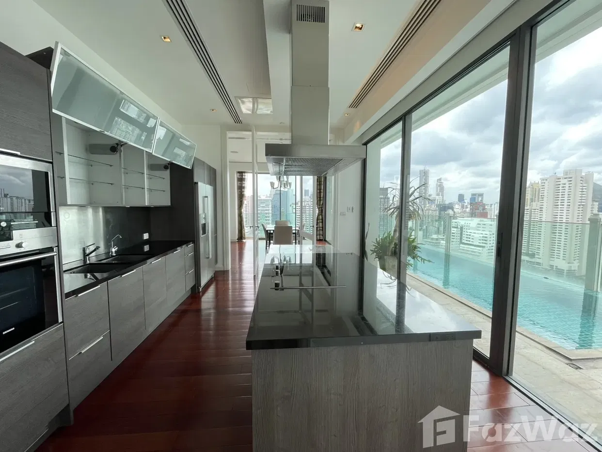 picture Le Raffine 39 – Luxury Duplex Condo for Sale Rare Item! - 9/20