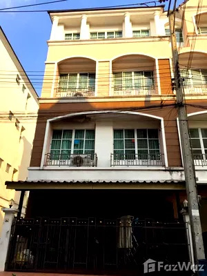 Townhouses for sale Lat Phrao Wang Hin Road : 6 Bedroom Townhouse for sale in Lat Phrao, Bangkok