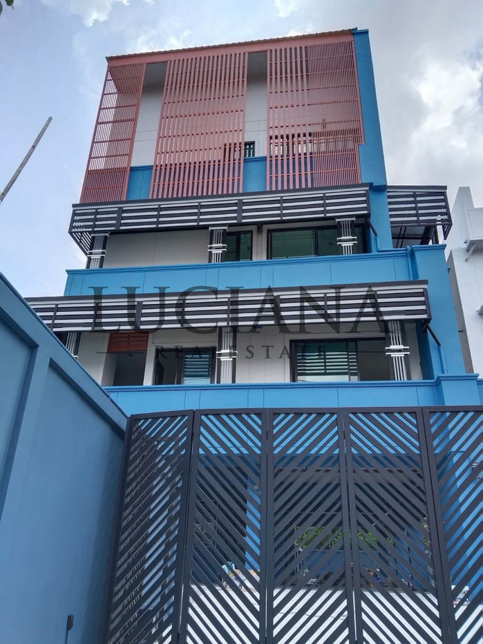 picture 🏠 House / Home Office / Office for rent 📍 Prime location in the heart of the city, between MRT Sutthisan - 1/7