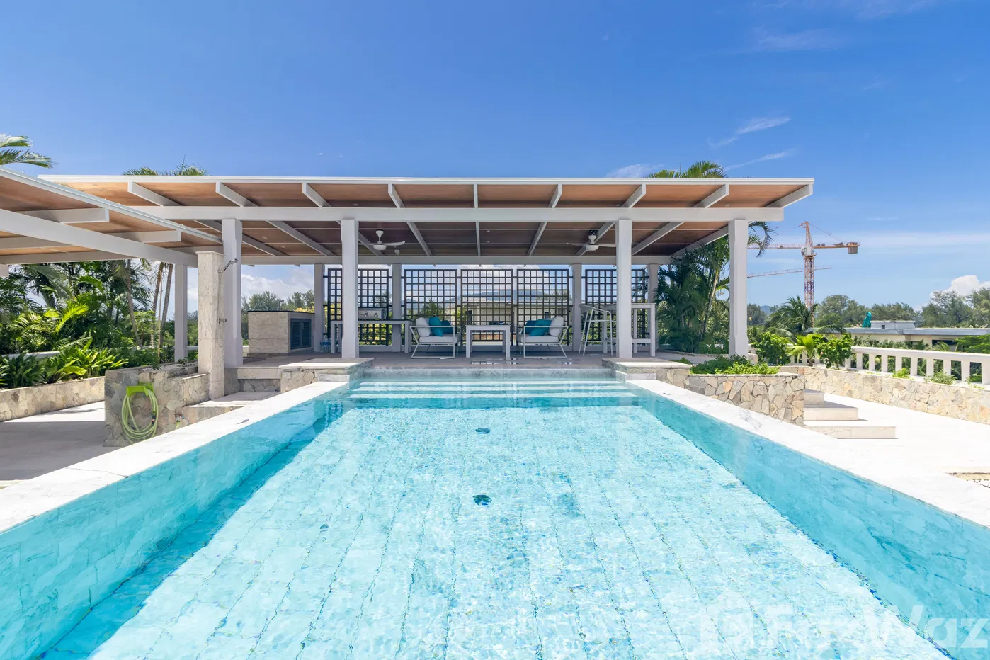 picture Stunning beachfront penthouse with a private pool and 3 bed - 11/35