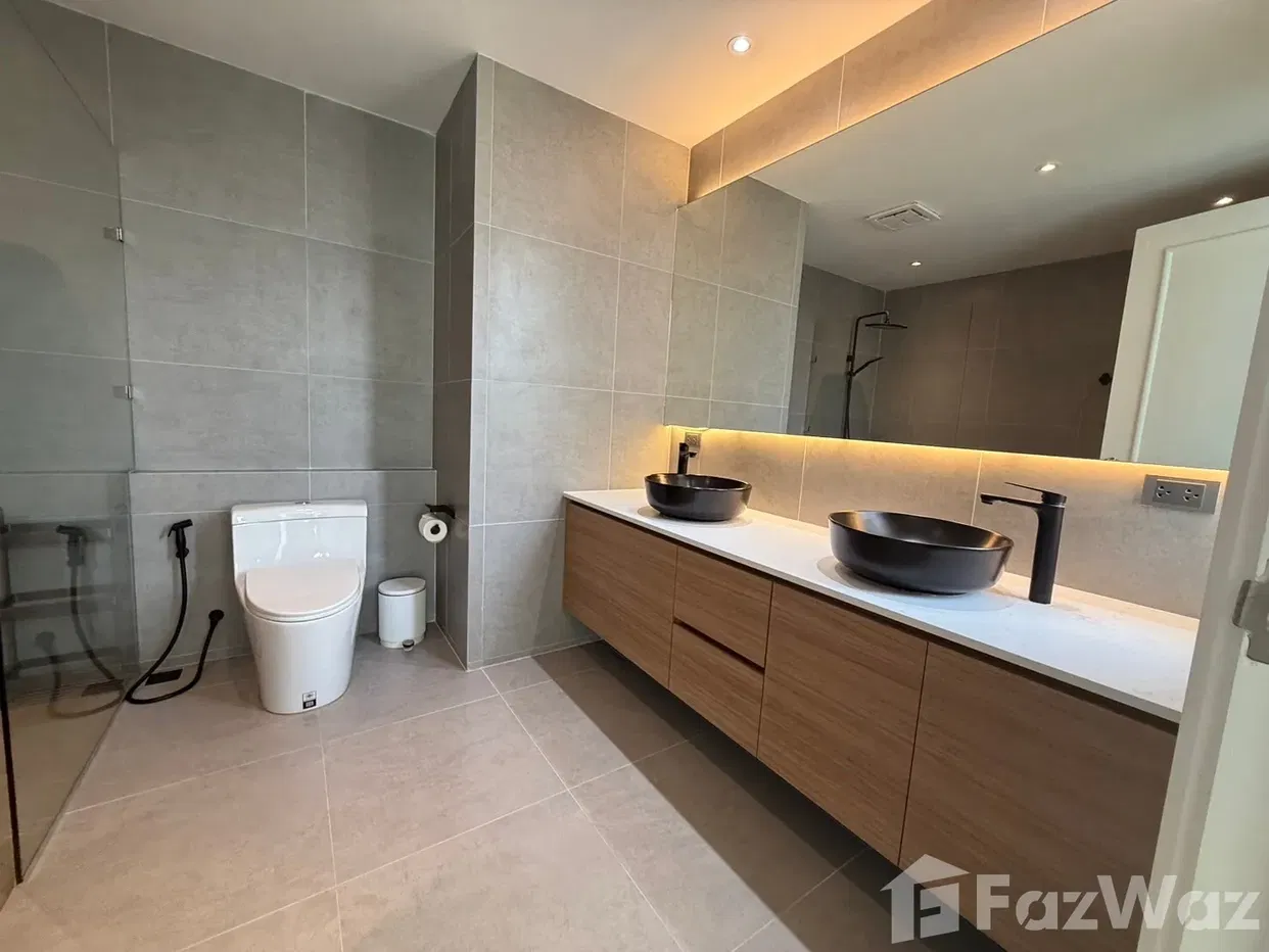 picture Newly Renovate 3 bedroom Condo at The Breeze - 24/39