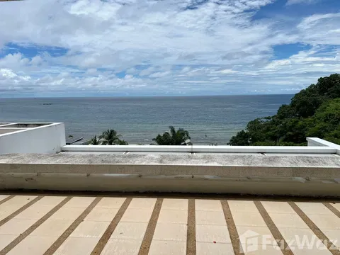 Stunning 2 Bed + Study Seaview Freehold Condo