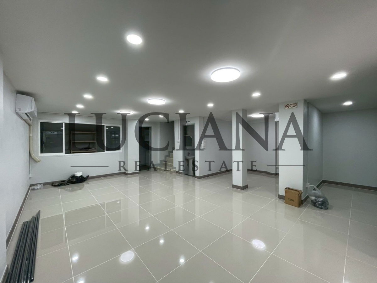 รูป 🏡 ให้เช่าทาวน์โฮม 3 ชั้น หลังมุม ใกล้ MRT สุทธิสาร ทำเลทองสำหรับอยู่อาศัย & โฮมออฟฟิศ! ✨ - รูปที่ 4/15