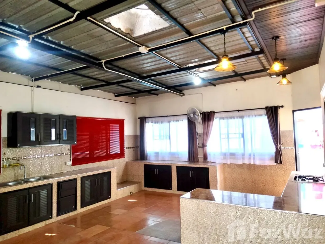 picture Peaceful House with a Stylish New Kitchen - 18/18