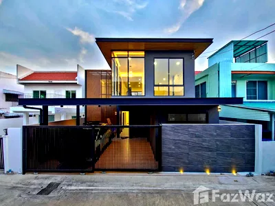 Houses for sale Sukhumvit Road : 3 Bedroom House for sale in Bang Chak, Bangkok