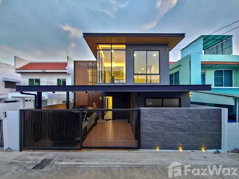 3 Bedroom House for sale in Bang Chak, Bangkok 5645401