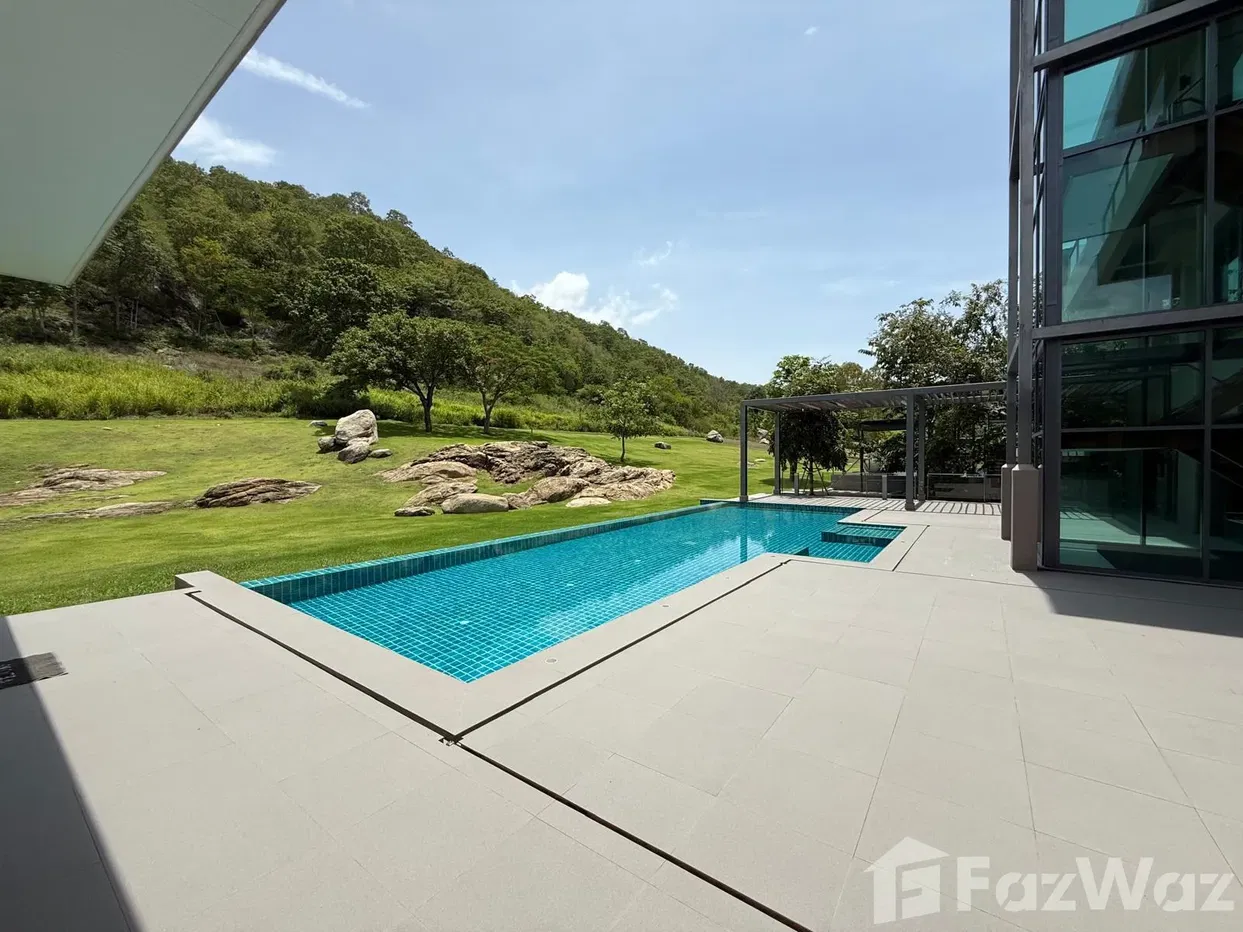 picture Exceptional 4-Storey Villa at Black Mountain Golf Resort - 3/83